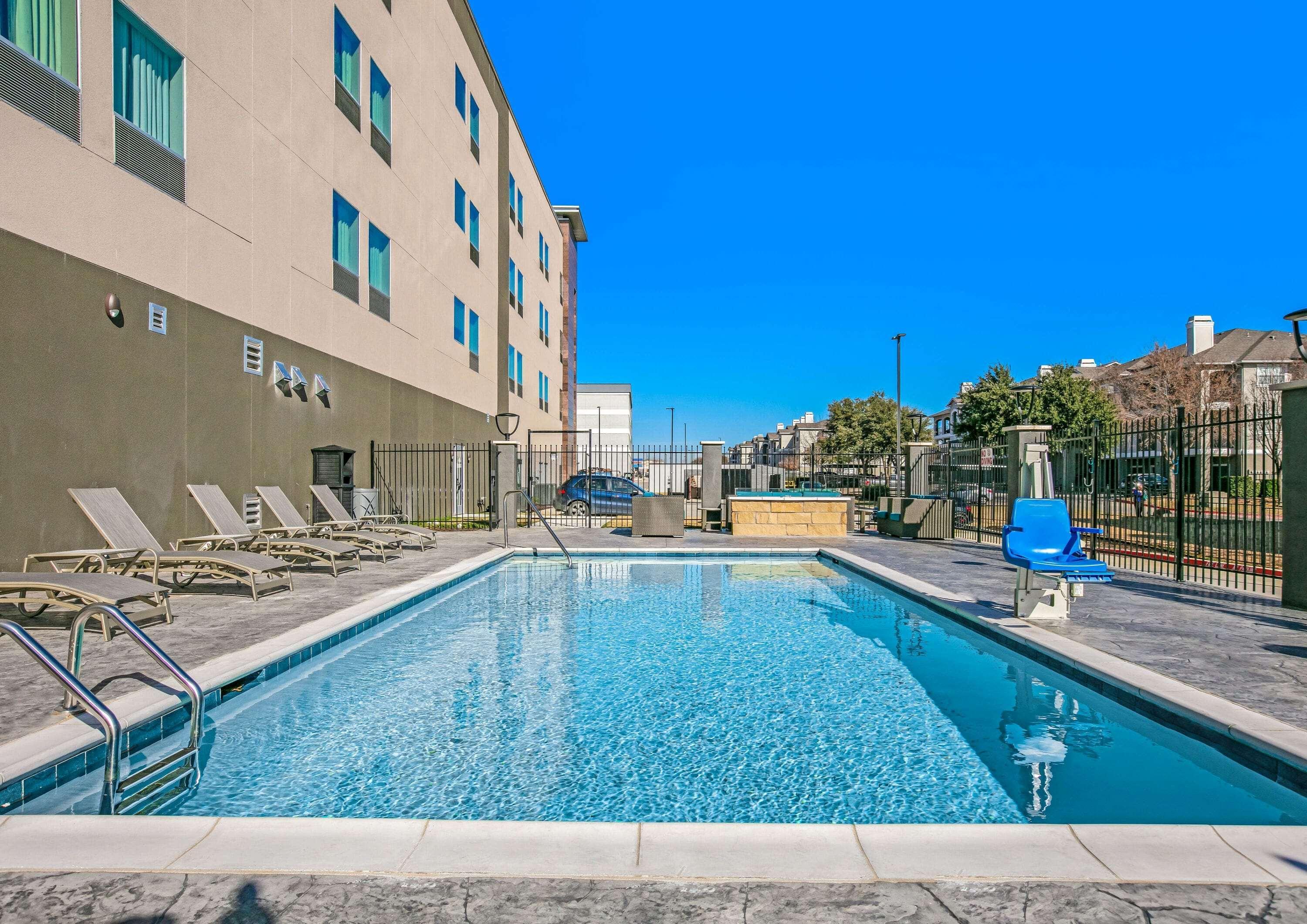 La Quinta Inn & Suites Dfw West-Glade-Parks Euless Zewnętrze zdjęcie