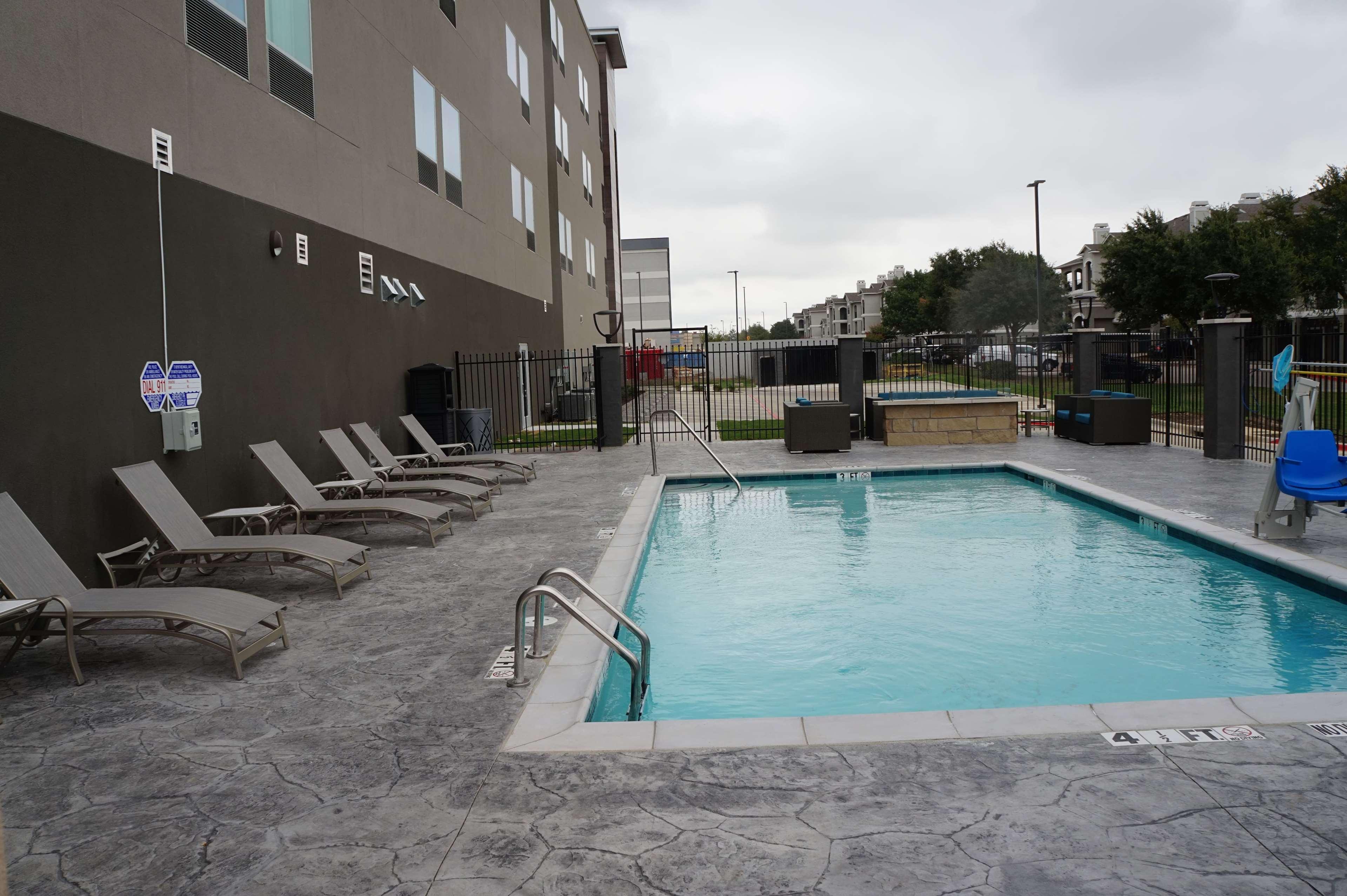 La Quinta Inn & Suites Dfw West-Glade-Parks Euless Zewnętrze zdjęcie